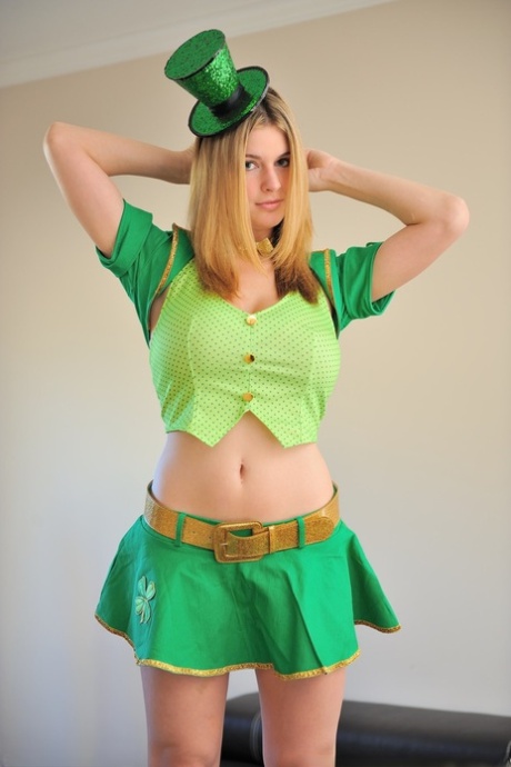Hot amateur leprechaun Danielle displays her big naturals & toys with a dildo
