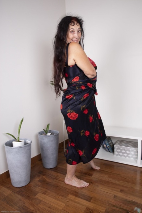 Brunette granny with big saggy boobs Esmeralda rubs her bush in a solo